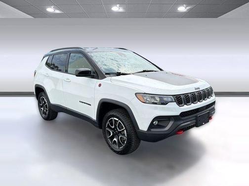 Diamond Black Crystal Pearlcoat 2025 Jeep Compass Trailhawk