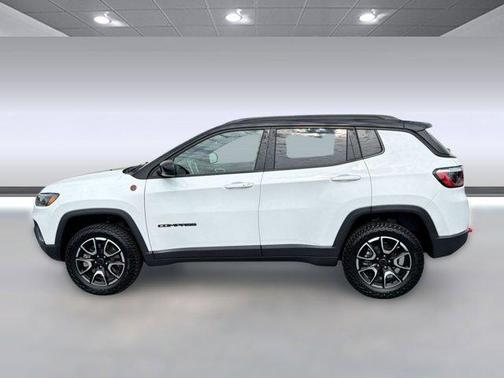 Diamond Black Crystal Pearlcoat 2025 Jeep Compass Trailhawk