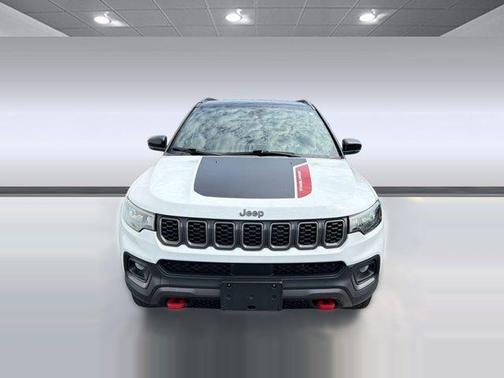 Diamond Black Crystal Pearlcoat 2025 Jeep Compass Trailhawk