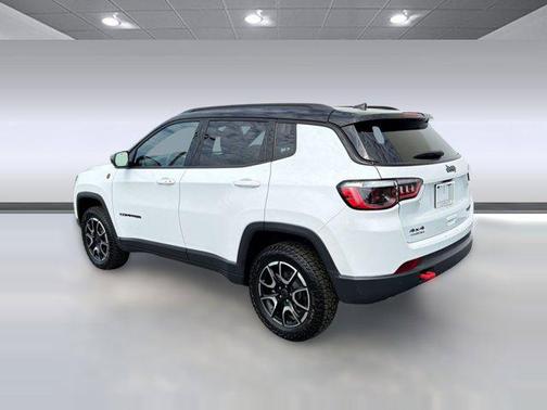 Diamond Black Crystal Pearlcoat 2025 Jeep Compass Trailhawk