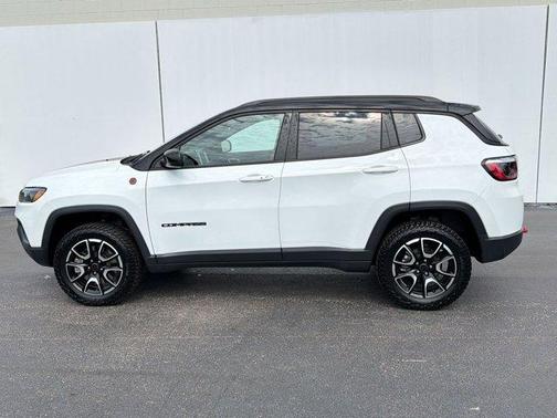 Diamond Black Crystal Pearlcoat 2025 Jeep Compass Trailhawk