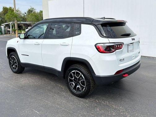 Diamond Black Crystal Pearlcoat 2025 Jeep Compass Trailhawk