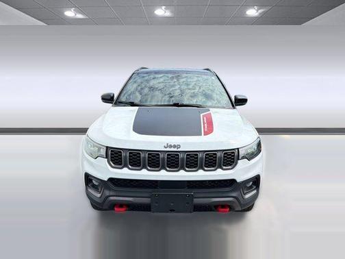 Diamond Black Crystal Pearlcoat 2025 Jeep Compass Trailhawk