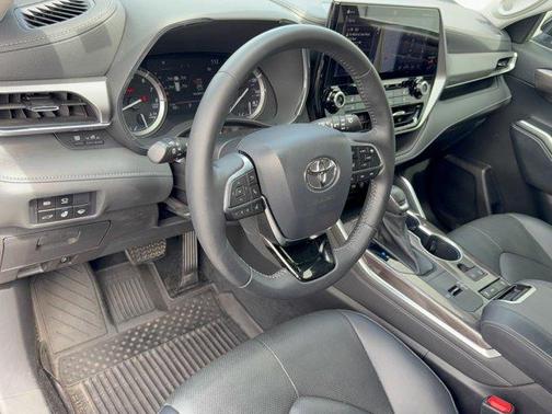 Midnight Black Metallic 2021 Toyota Highlander Platinum