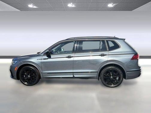Platinum Gray Metallic 2022 Volkswagen Tiguan 2.0T SE R-Line Black