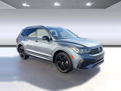 Platinum Gray Metallic 2022 Volkswagen Tiguan 2.0T SE R-Line Black