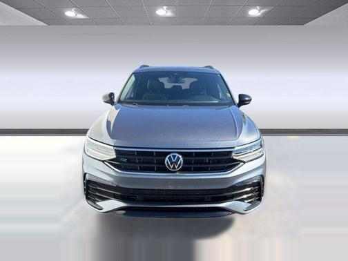 Platinum Gray Metallic 2022 Volkswagen Tiguan 2.0T SE R-Line Black