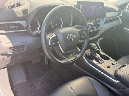 Magnetic Gray Metallic 2023 Toyota Highlander XLE