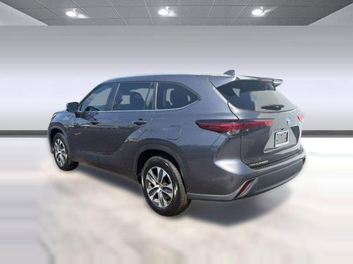 Magnetic Gray Metallic 2023 Toyota Highlander XLE