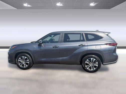 Magnetic Gray Metallic 2023 Toyota Highlander XLE