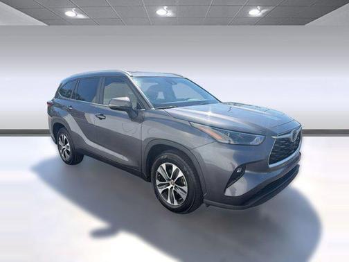 Magnetic Gray Metallic 2023 Toyota Highlander XLE