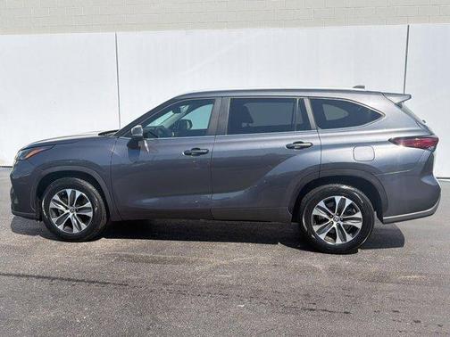 Magnetic Gray Metallic 2023 Toyota Highlander XLE