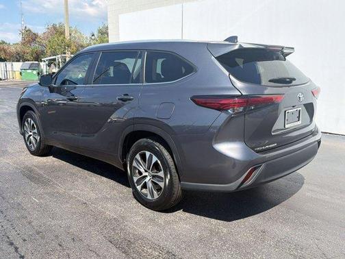 Magnetic Gray Metallic 2023 Toyota Highlander XLE
