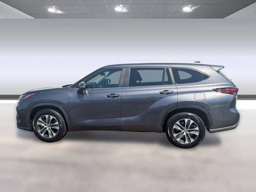 Magnetic Gray Metallic 2023 Toyota Highlander XLE