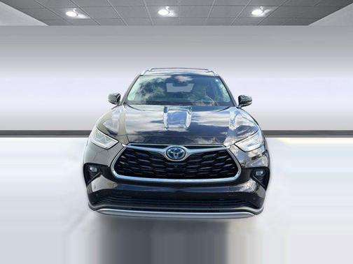 Brown 2022 Toyota Highlander Hybrid Platinum