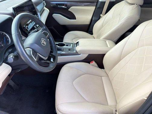 Brown 2022 Toyota Highlander Hybrid Platinum