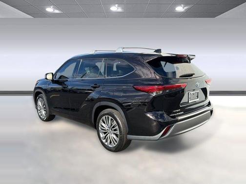 Brown 2022 Toyota Highlander Hybrid Platinum