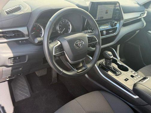 2025 Toyota Highlander LE