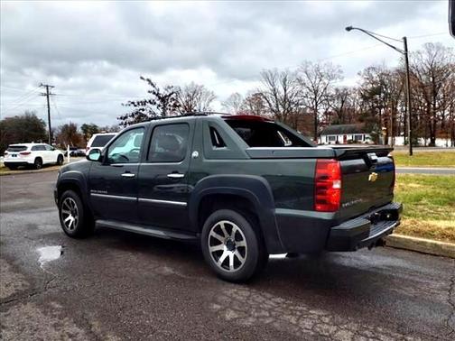 Photo 3 of 24 of 2013 Chevrolet Avalanche LTZ