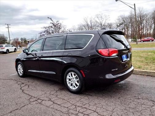 Photo 3 of 22 of 2017 Chrysler Pacifica Touring