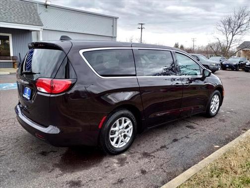Photo 5 of 22 of 2017 Chrysler Pacifica Touring