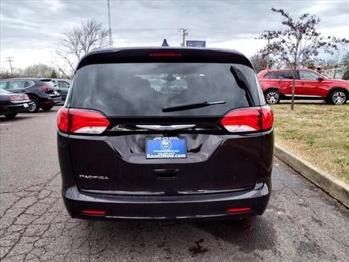 Photo 4 of 22 of 2017 Chrysler Pacifica Touring