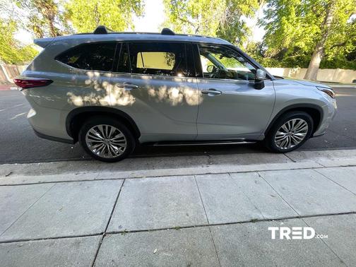 Photo 5 of 16 of 2022 Toyota Highlander Platinum