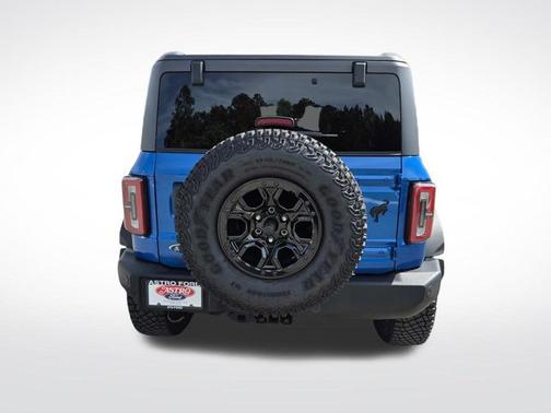 VELOCITY BLUE METALLIC 2022 Ford Bronco WILDTRAK