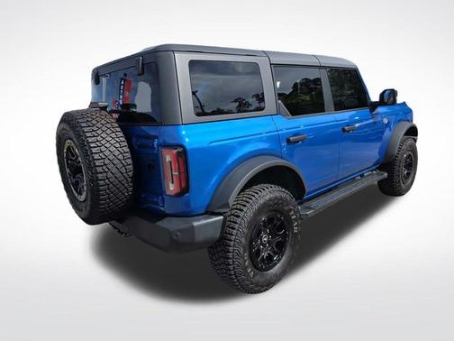 VELOCITY BLUE METALLIC 2022 Ford Bronco WILDTRAK
