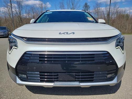 Snow White Pearl 2023 Kia Niro SX Touring