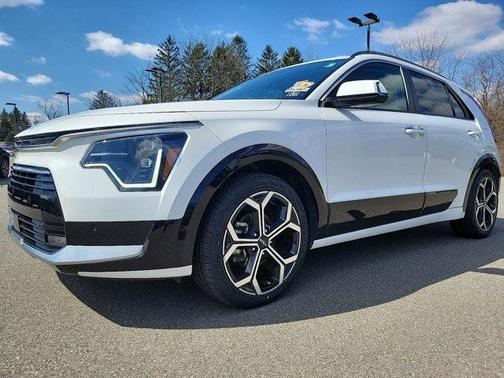 Snow White Pearl 2023 Kia Niro SX Touring