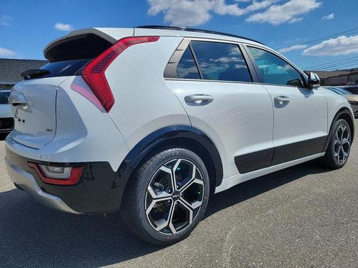 Snow White Pearl 2023 Kia Niro SX Touring