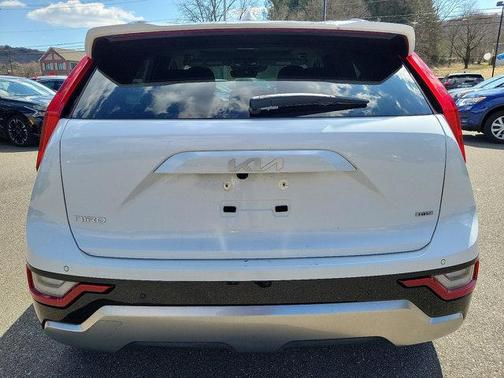 Snow White Pearl 2023 Kia Niro SX Touring