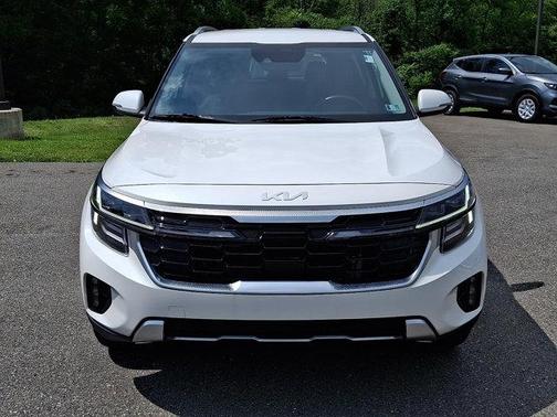 Snow White Pearl 2024 Kia Seltos SX