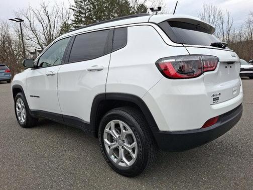 Bright White Clearcoat 2024 Jeep Compass Latitude