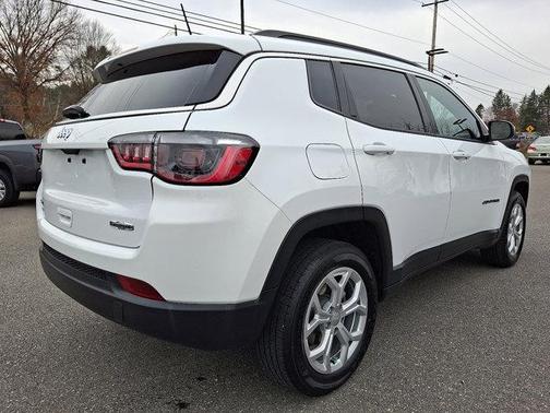 Bright White Clearcoat 2024 Jeep Compass Latitude