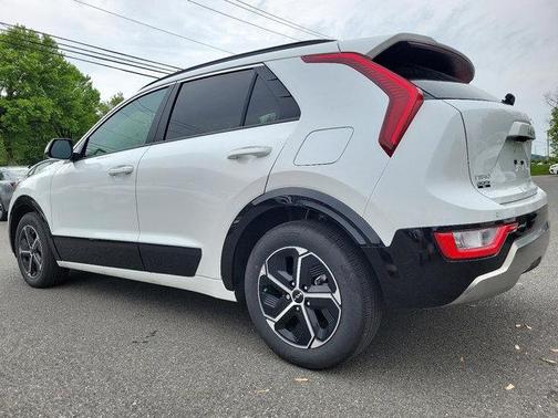 Snow White Pearl 2024 Kia Niro SX