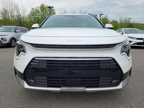 Snow White Pearl 2024 Kia Niro SX