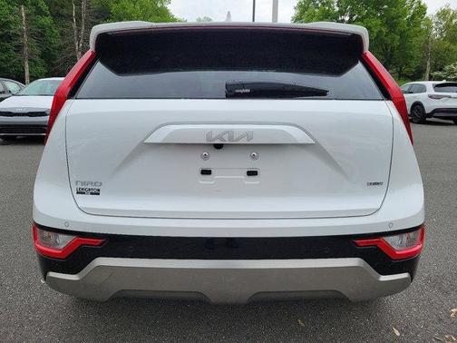 Snow White Pearl 2024 Kia Niro SX