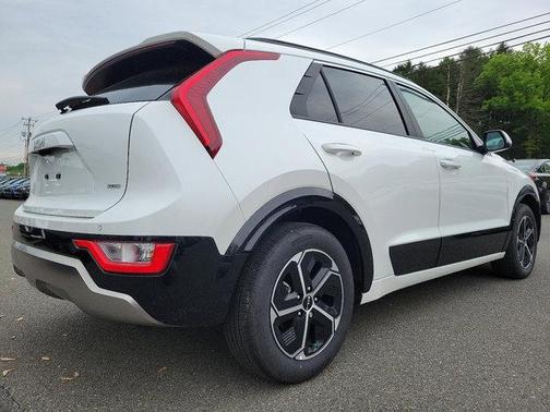 Snow White Pearl 2024 Kia Niro SX