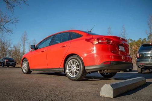 Red 2016 Ford Focus SE