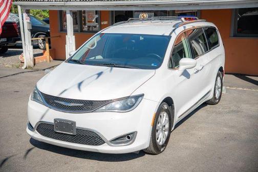 White 2019 Chrysler Pacifica Touring-L