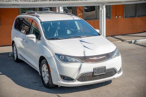 White 2019 Chrysler Pacifica Touring-L