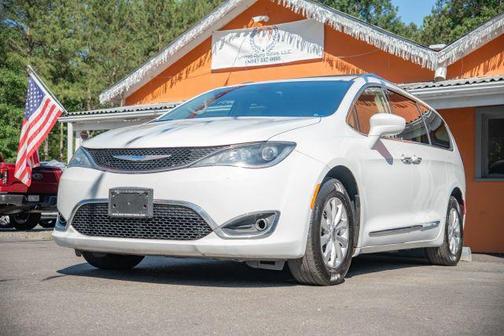 White 2019 Chrysler Pacifica Touring-L