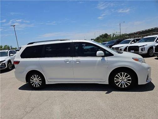 2018 Toyota Sienna XLE Auto Access Seat