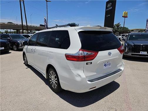 2018 Toyota Sienna XLE Auto Access Seat