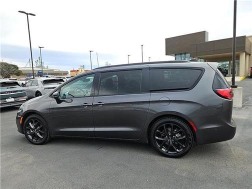 2023 Chrysler Pacifica Touring-L
