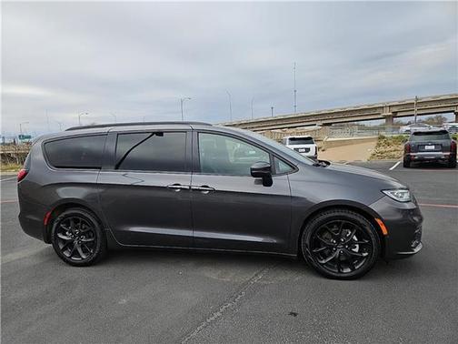 2023 Chrysler Pacifica Touring-L