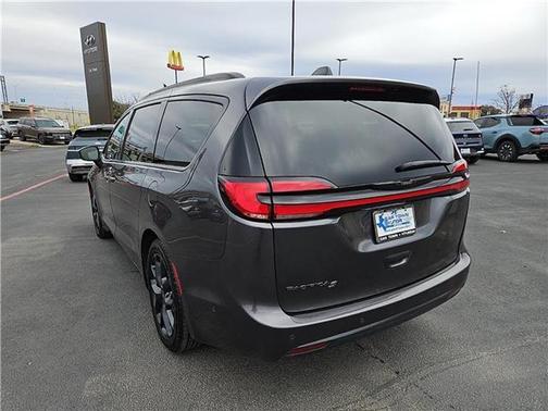 2023 Chrysler Pacifica Touring-L