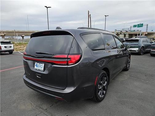 2023 Chrysler Pacifica Touring-L